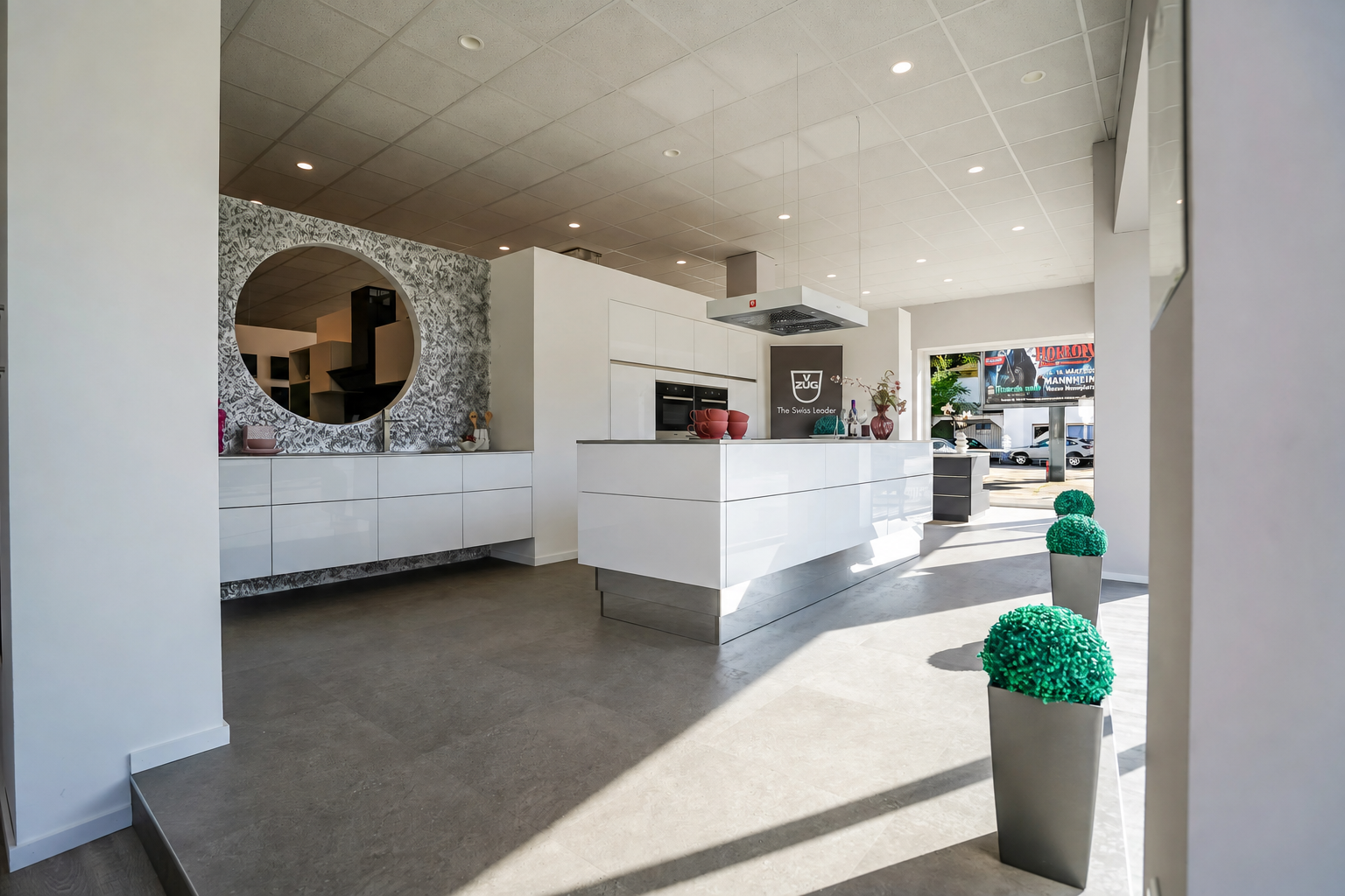 Ausstellungskueche Unico Kuechen mit Insel in Weiss Hochglanz grifflos